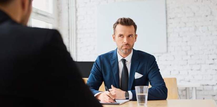 Qu’est-ce qu’un chasseur de têtes et quel est son rôle ?